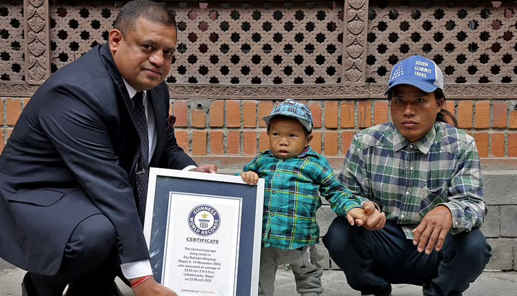 உலகின் மிக குள்ளமான மனிதர் என கின்னஸ் சாதனை படைத்த இளைஞர்!