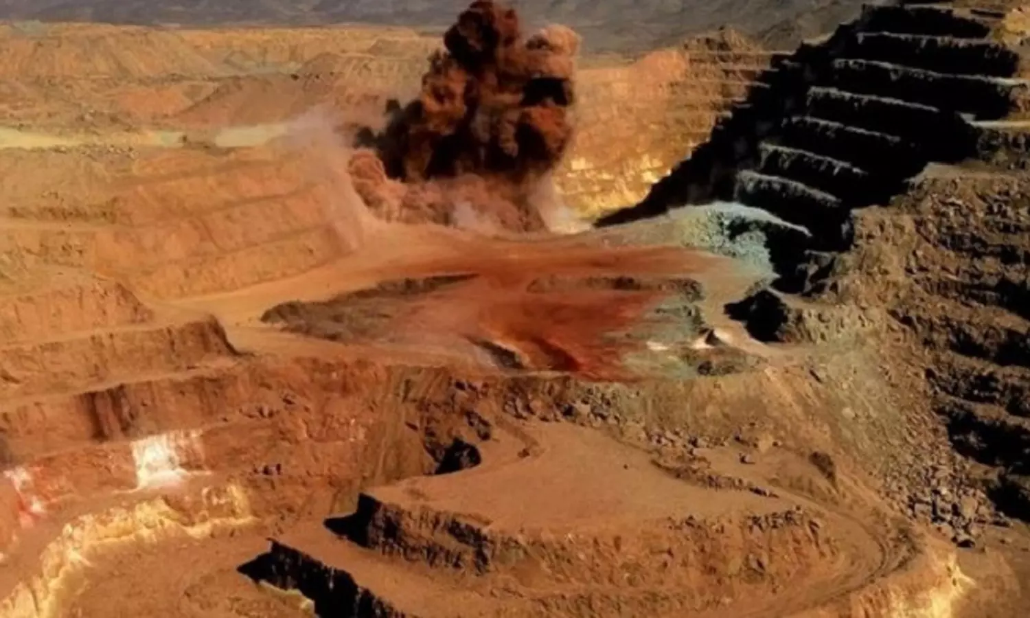 தங்க சுரங்கம் இடிந்து விழுந்து 14 தொழிலாளர்கள் பலி